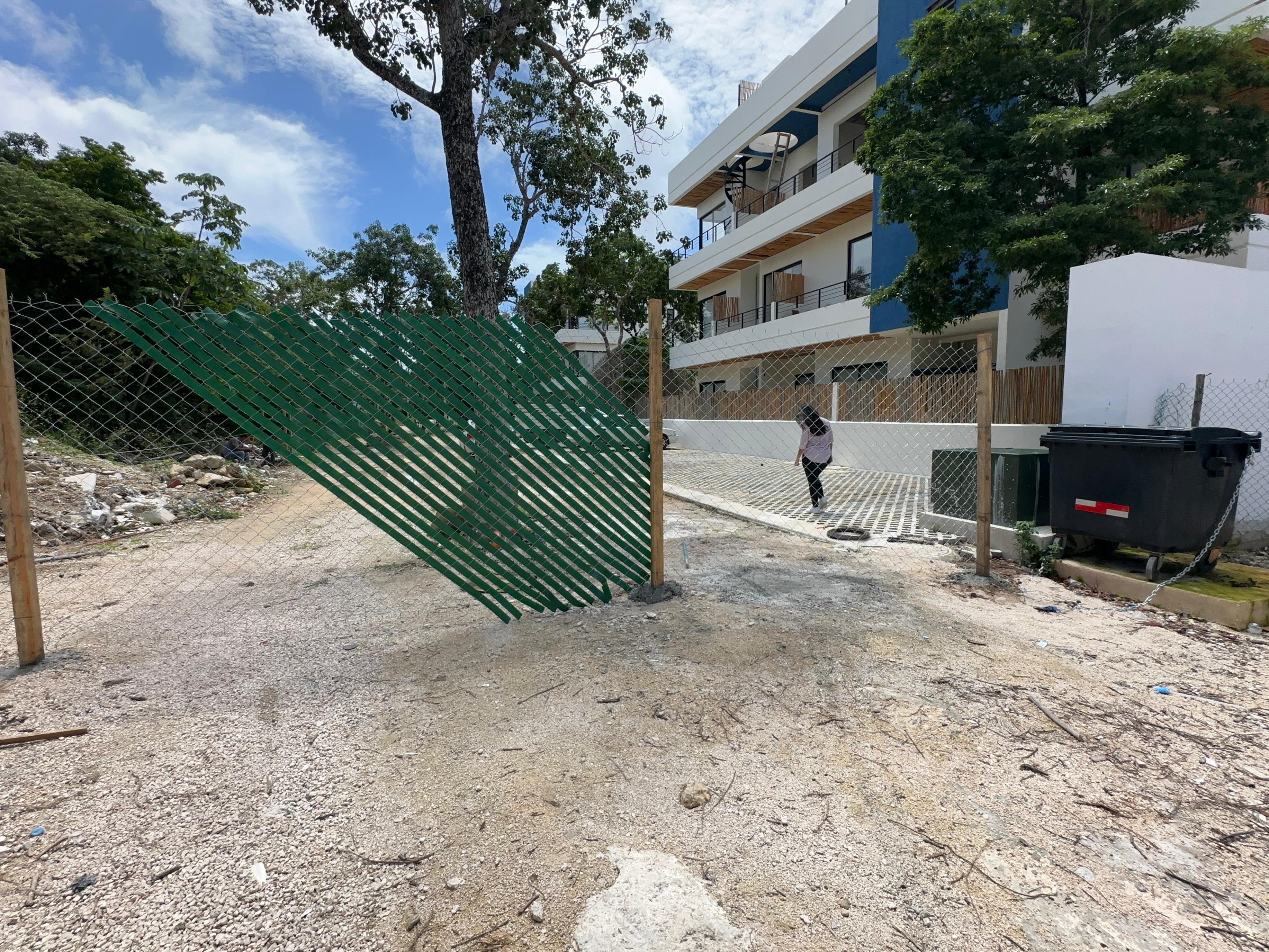 Retiran barrera instalada ilegalmente en la colonia Villas Tulum