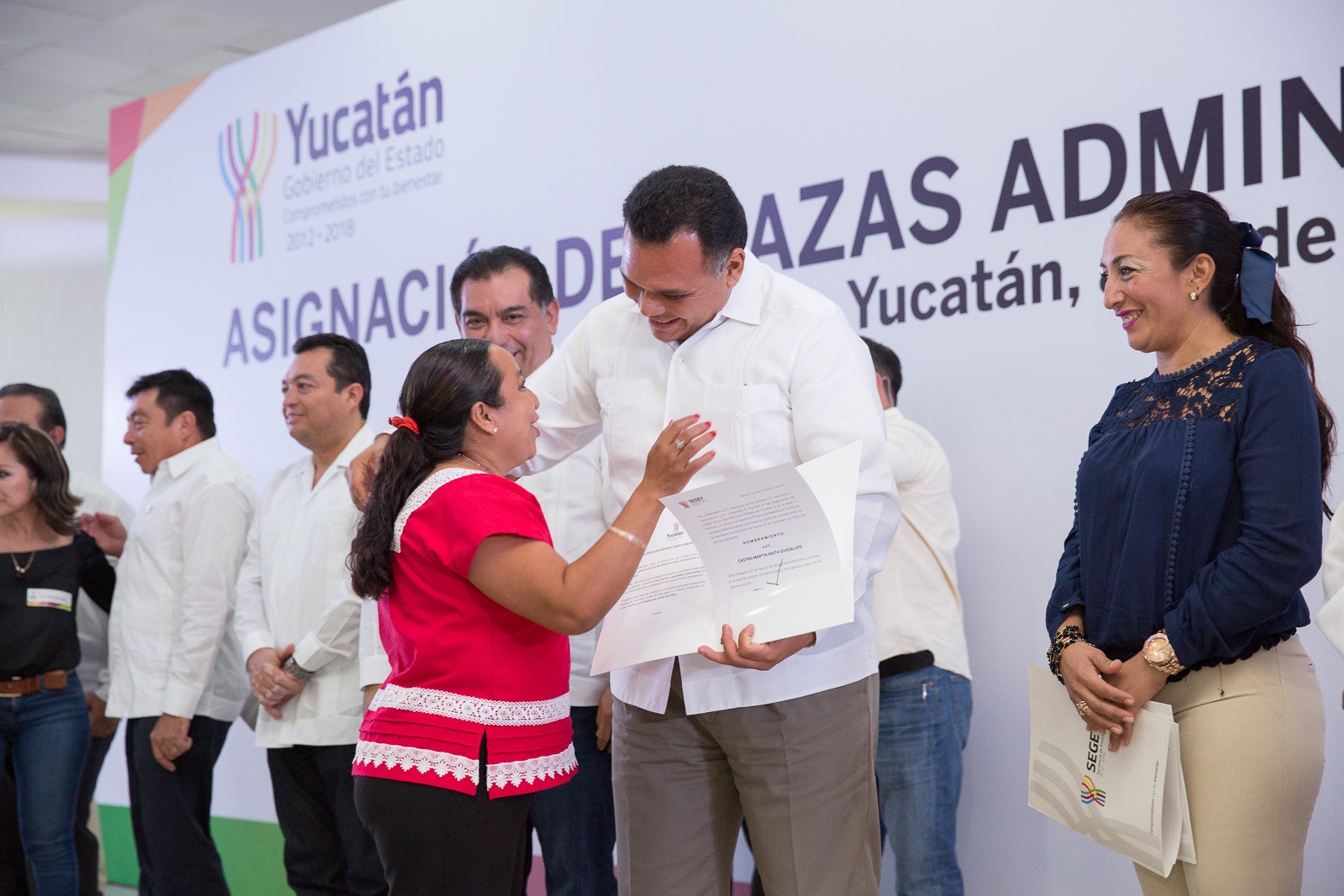 Entregan 400 bases a trabajadores en colegios