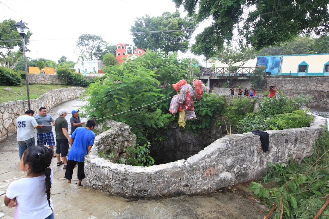 Limpian cenote de Chankom, Yucatán