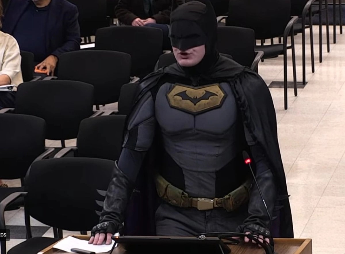 ''Batman'' increpa a funcionarios de Santa Clara por presencia del ICE en el Supertazón