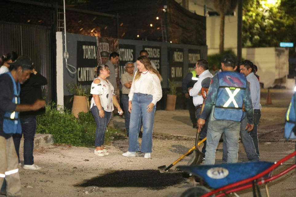 Despliegan cuadrillas de bacheo 24/7 en colonias, fraccionamientos y comisarías de Mérida