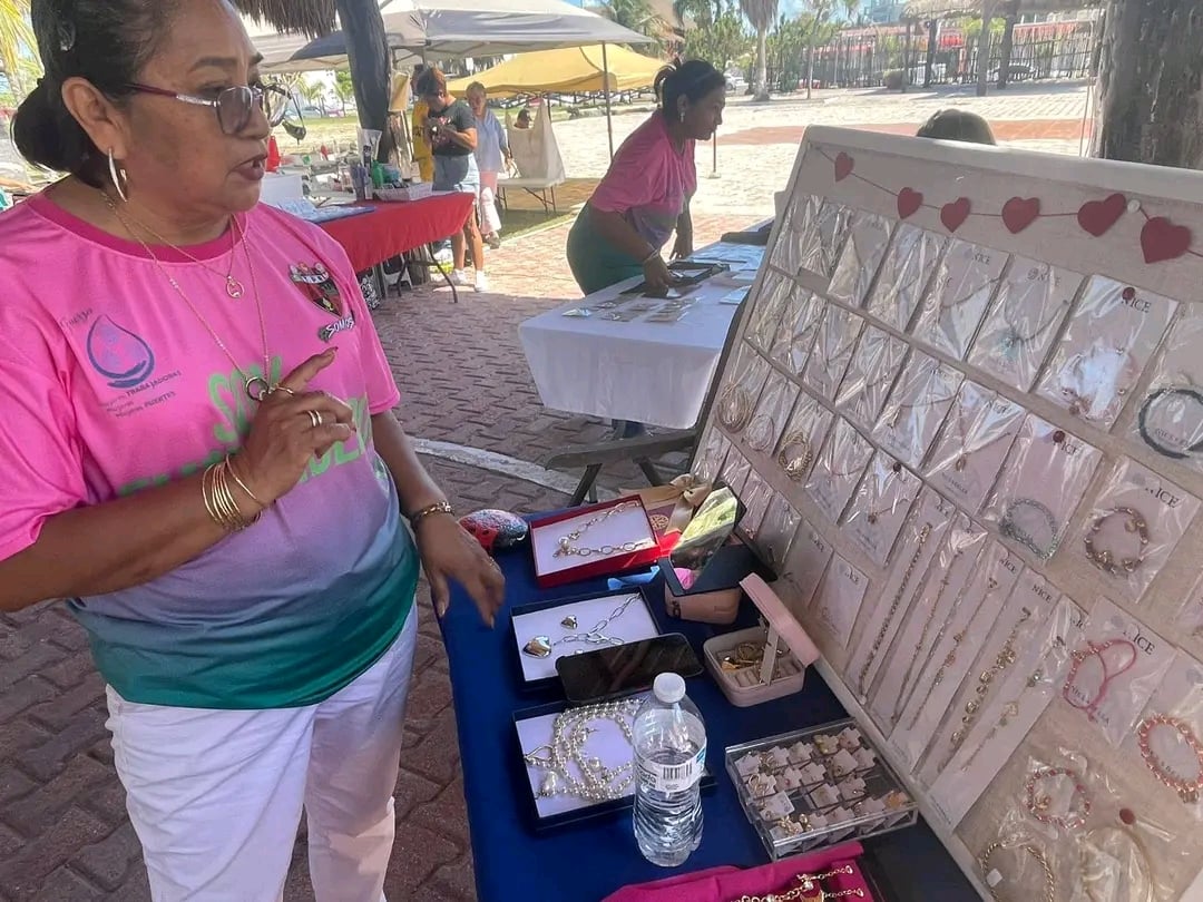 Mujeres arman el Bazar de las Emprendedoras en Carmen