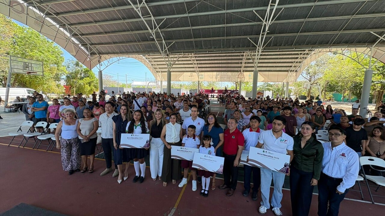 Entregan mil becas a estudiantes de Tulum