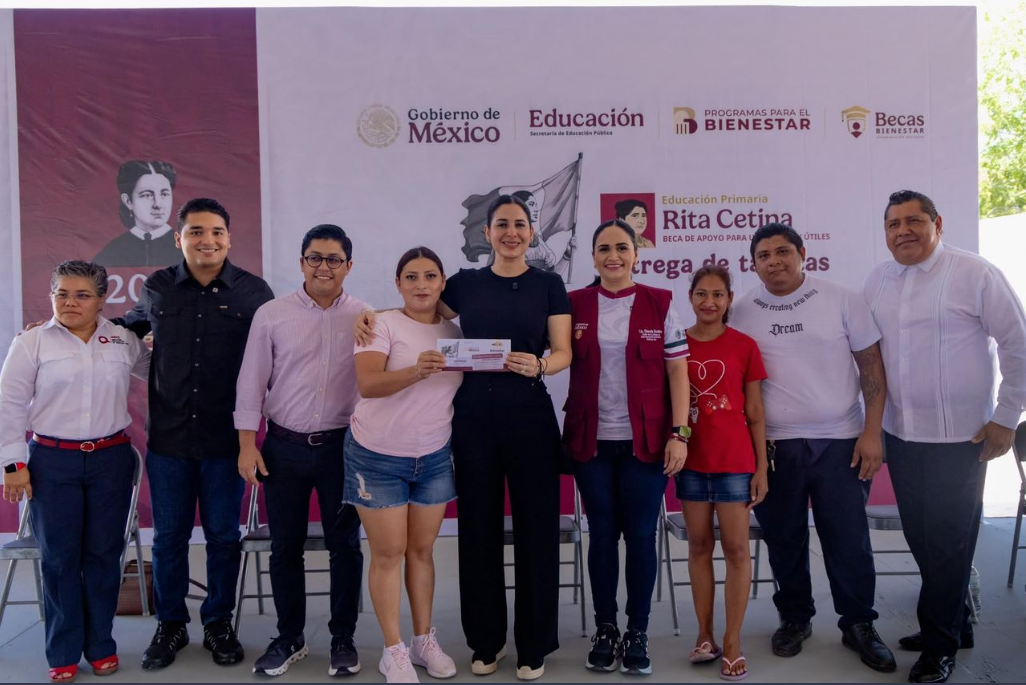 Entregan tarjetas de la beca Rita Cetina a alumnos de educación básica de Playa del Carmen