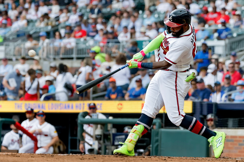 Los Bravos batean cuatro jonrones y vencen 6-5 a los Padres; Sale poncha a 11