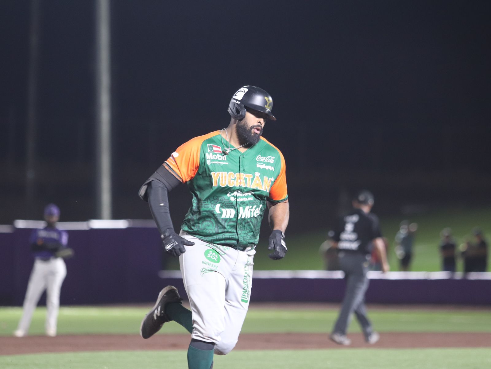 Con descomunal actuación de Art Charles, los Leones se llevan la serie