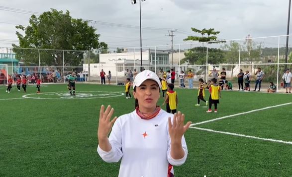 Entrega Biby Rabelo Campo sintético de fútbol Siglo XXI del programa Mundial Social