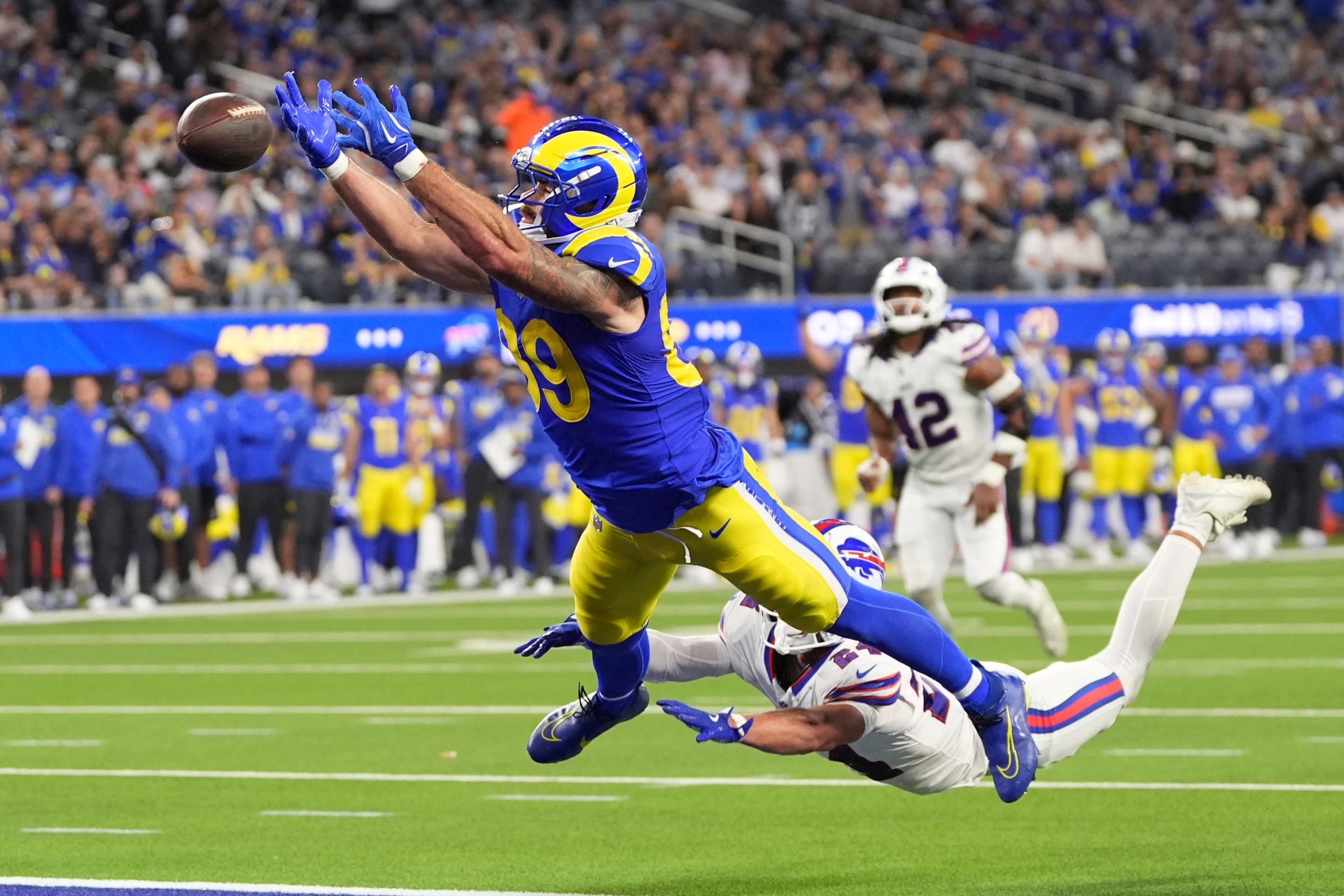 Allen guía el 4.º triunfo de los Bills en una gran batalla contra los Carneros