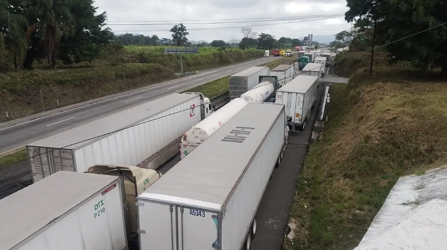 Transportistas y agricultores realizan bloqueos carreteros en al menos 10 estados