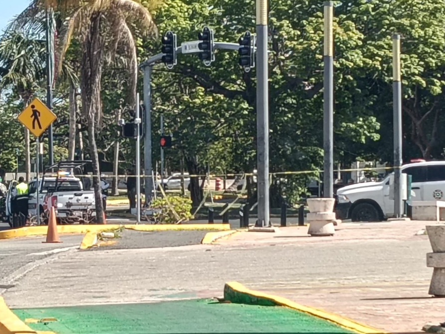 Madres buscadoras bloquean acceso a zona hotelera de Cancún; exigen localización de una niña y su madre