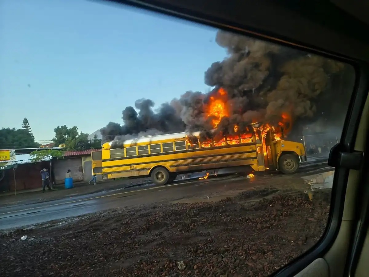 Reportan bloqueos con vehículos incendiados en Michoacán tras operativo contra ‘CJNG’