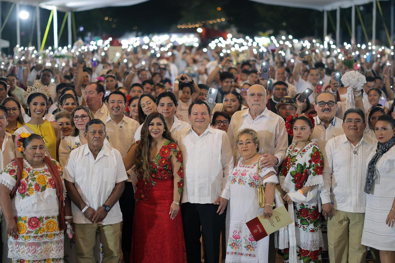 ¡Amor que resiste medio siglo! Pareja de Cacalchén se casa en Xmatkuil tras 50 años juntos
