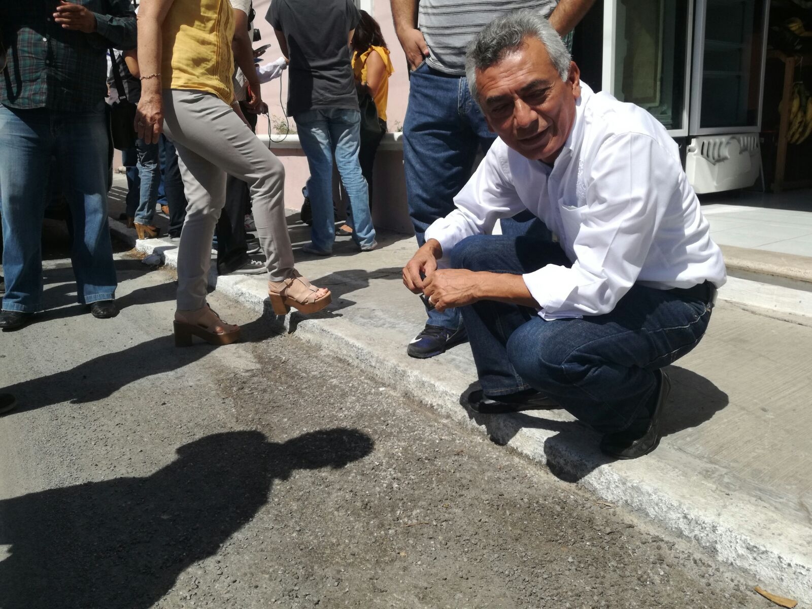 Calles nuevas, dañadas por ácido