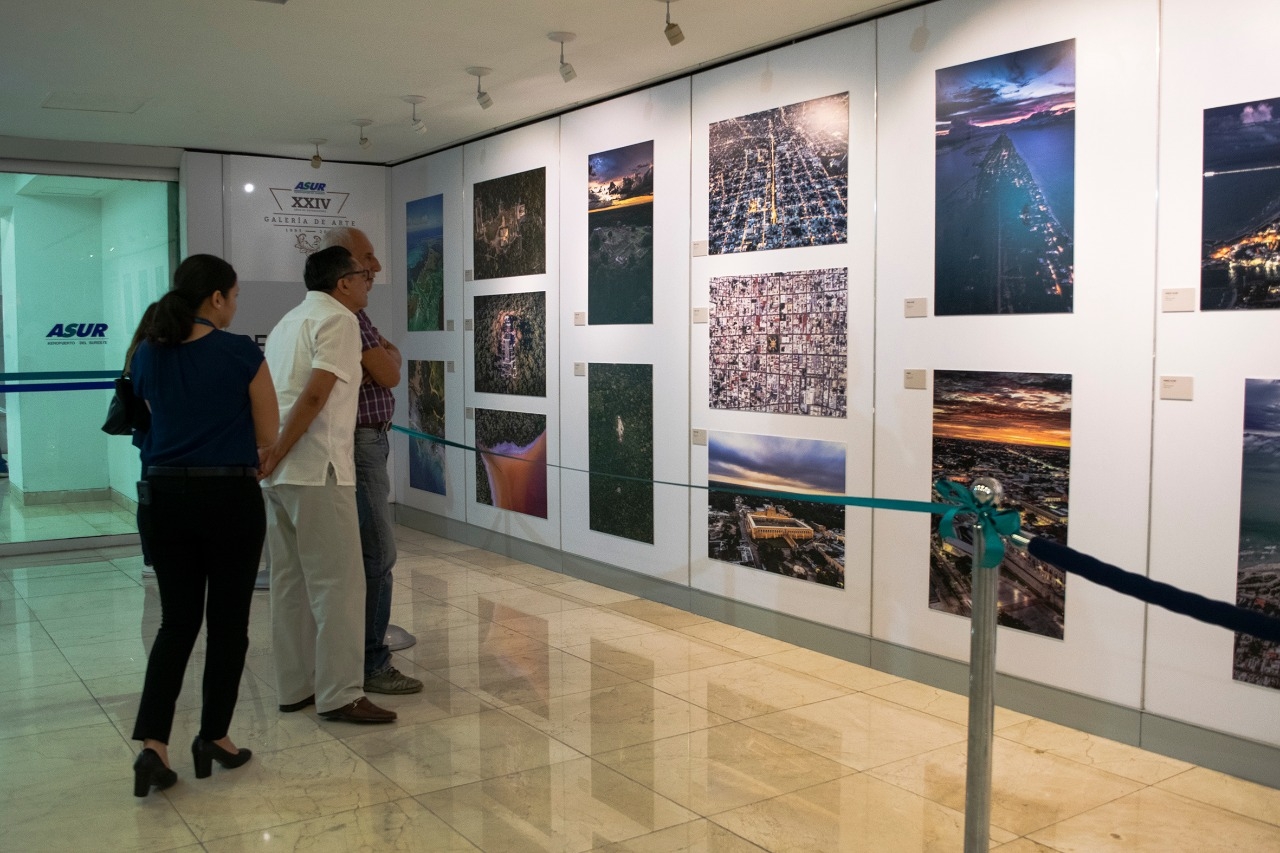 Inauguran exhibición fotográfica de la península en Aeropuerto de Mérida