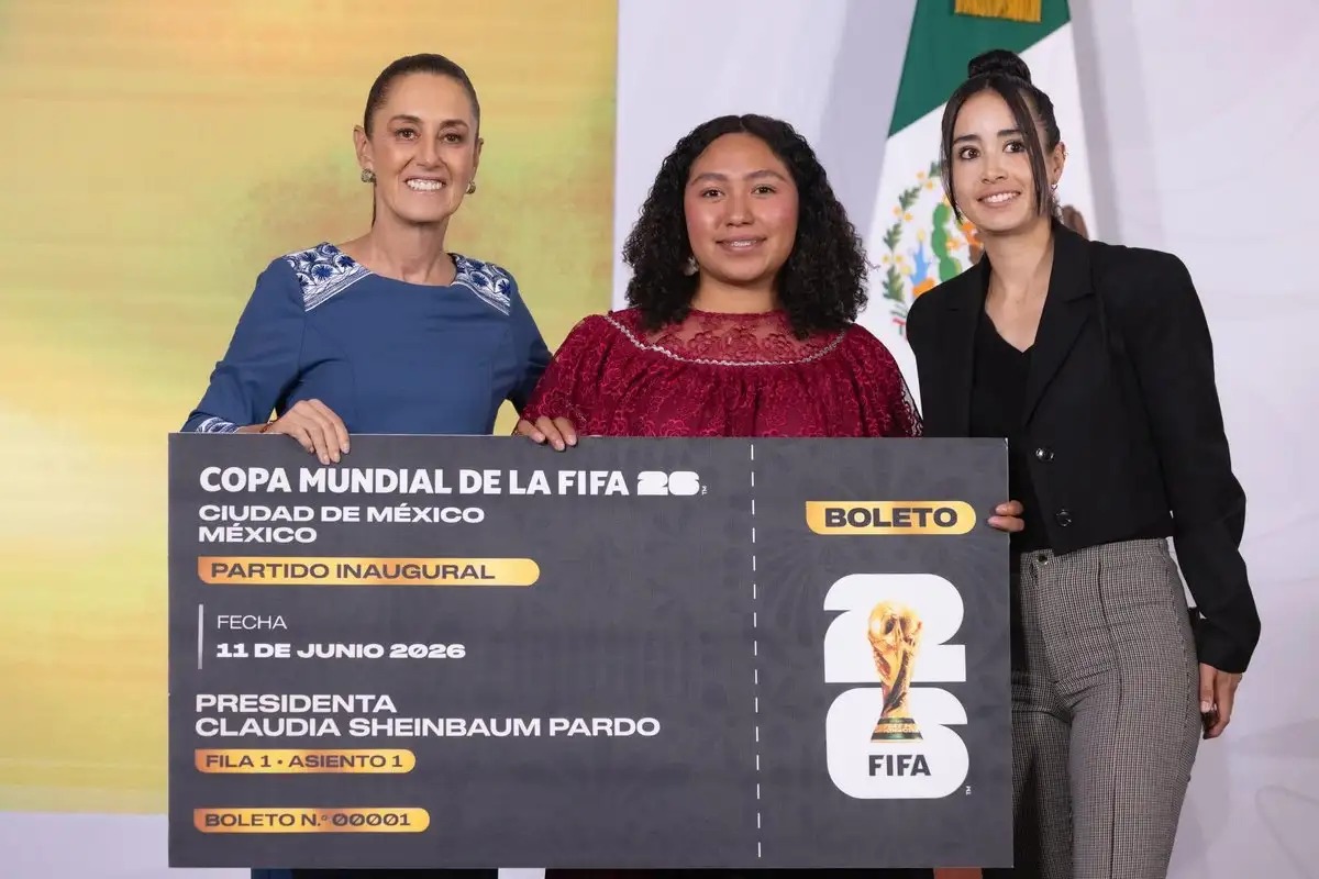 Sheinbaum entrega boleto para inauguración del Mundial a joven veracruzana Yolett Cervantes
