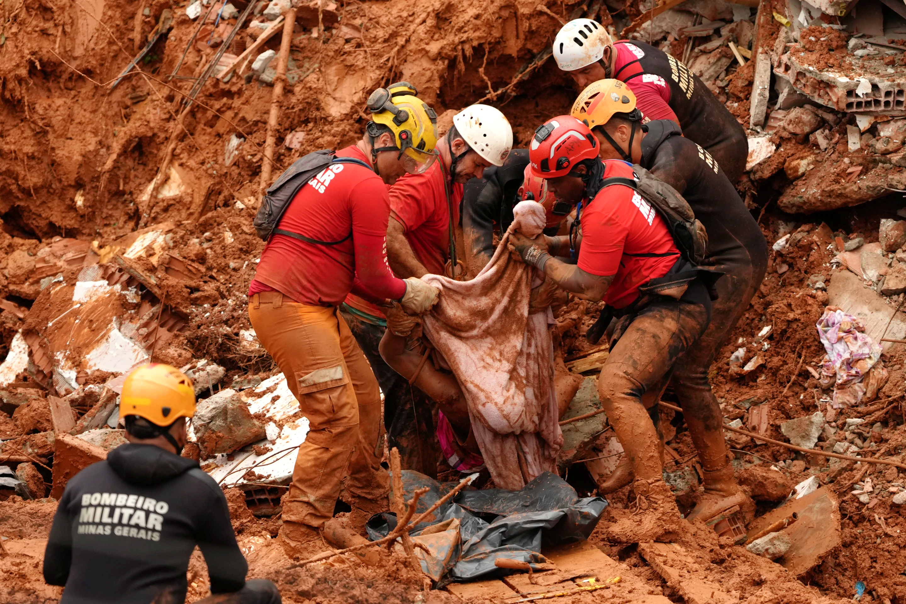 Inundaciones en el sureste de Brasil dejan 46 muertos; rescatistas buscan a desaparecidos