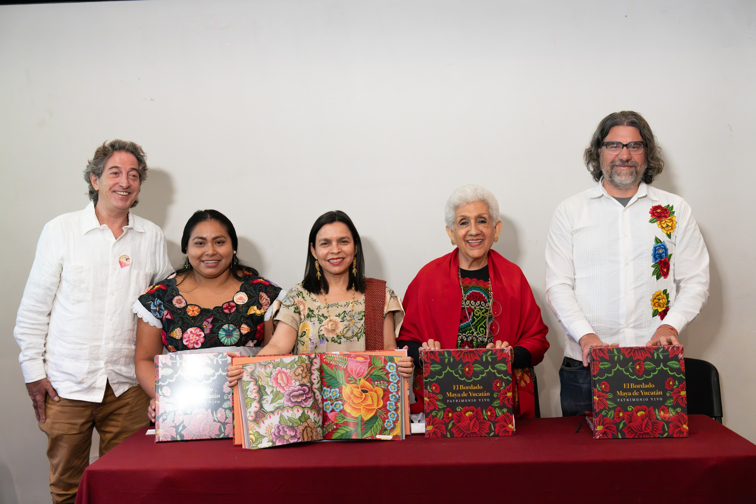 Bordado maya yucateco llega a la Feria del Libro de Antropología en la CDMX