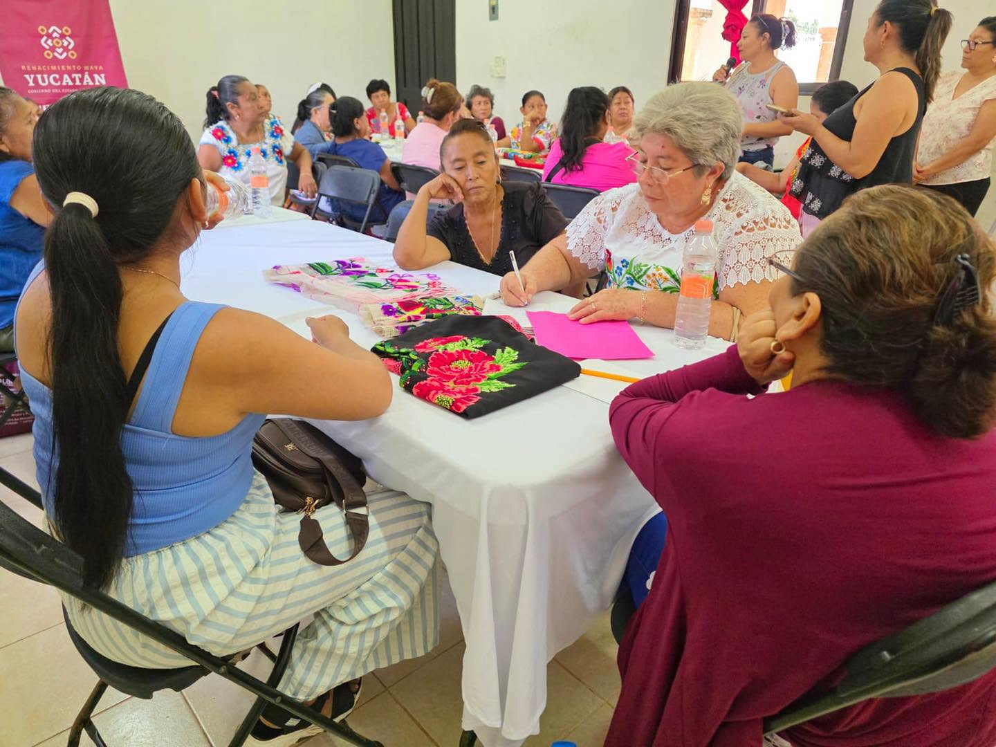 Capacitación en municipios de Yucatán busca fortalecer el bordado maya