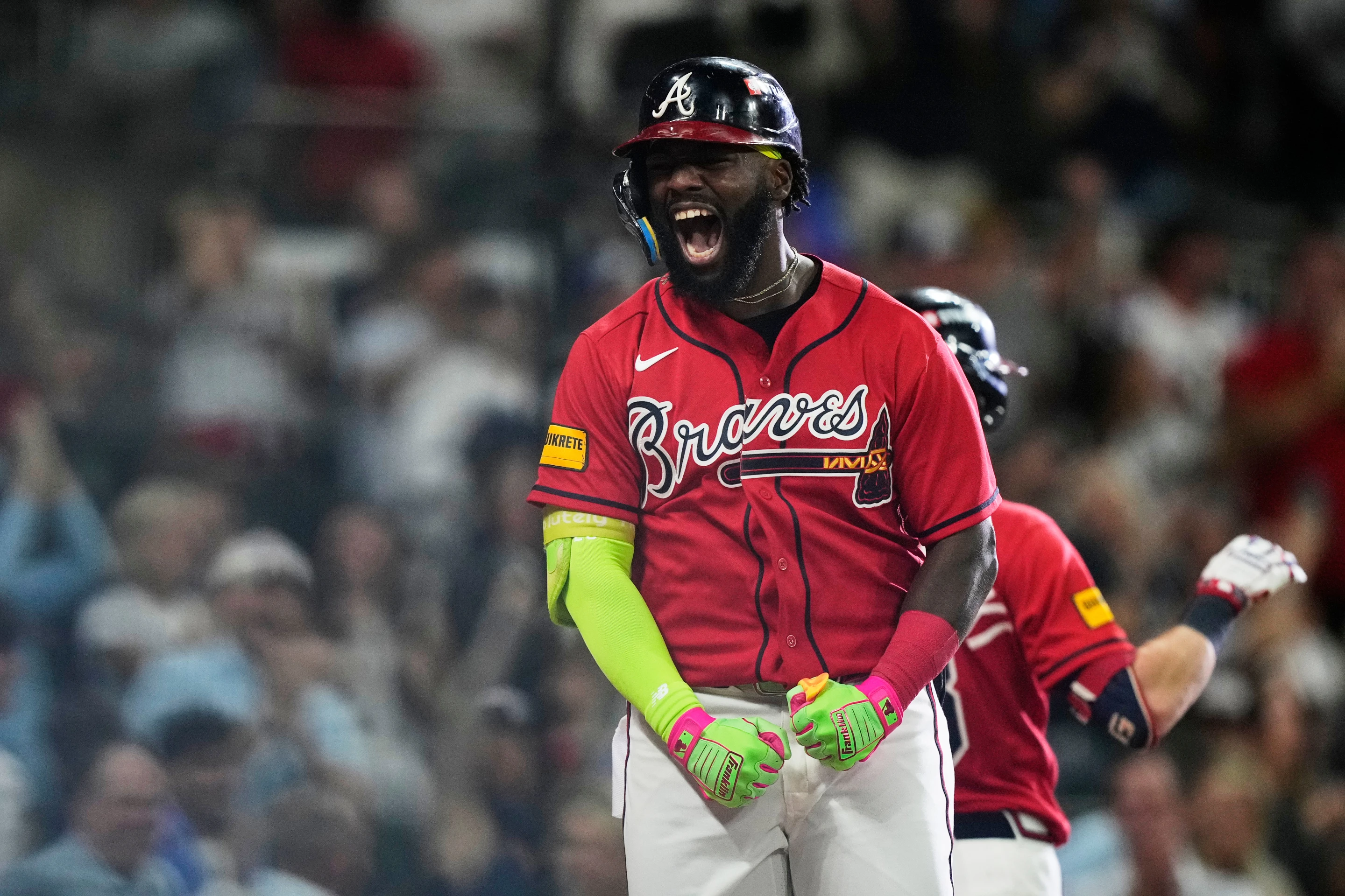A base de poder y pitcheo, los Bravos eliminan a los Filis