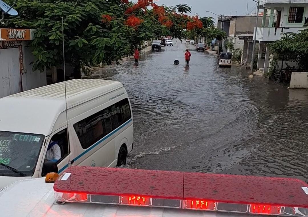 Despliegan brigadas ante intensas lluvias en Playa del Carmen