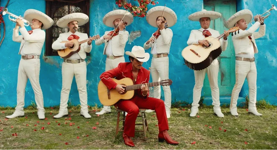 El mariachi Los Criollos de Guadalajara se siente orgulloso de 'abrazar' con Bruno Mars la cultura latina