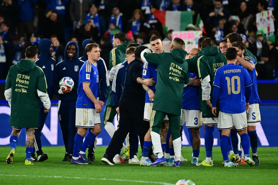 Edin Dzeko es una cara conocida para defensas de Italia en repechaje del mundial en Bosnia