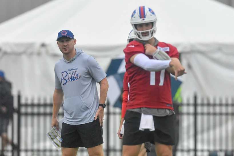 Josh Allen acepta el cambio mientras los Bills abren el campamento con el nuevo entrenador Joe Brady