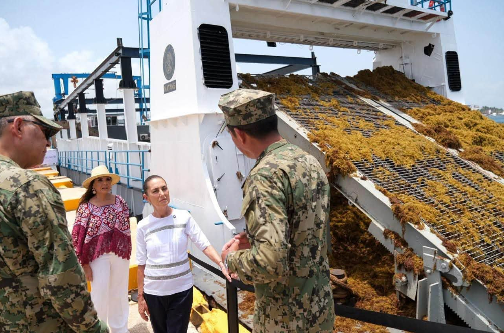 Sheinbaum Pardo supervisa operación del buque sargacero en Puerto Morelos