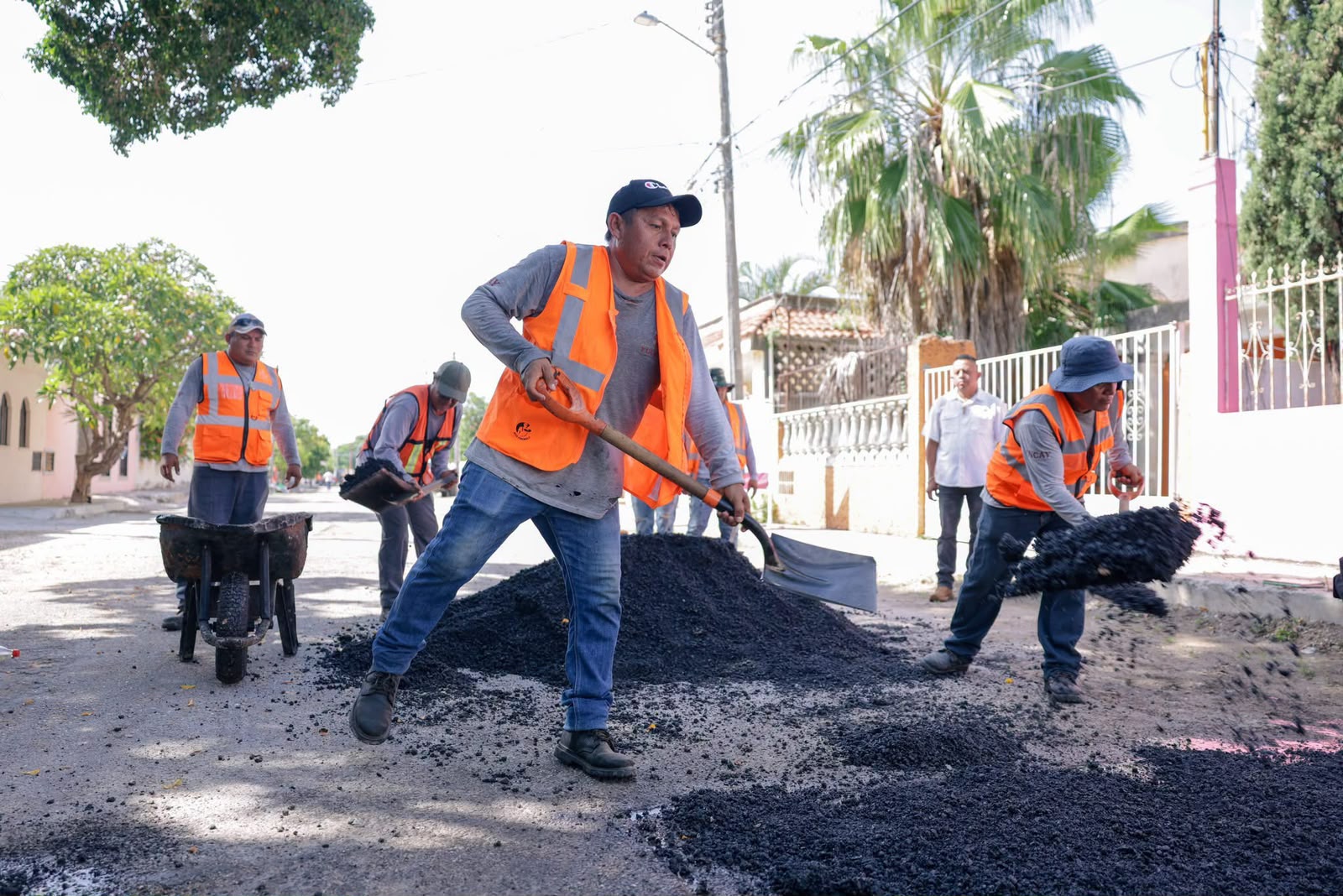 Díaz Mena supervisa tercera etapa de conservación vial en la colonia Yucalpetén, Mérida