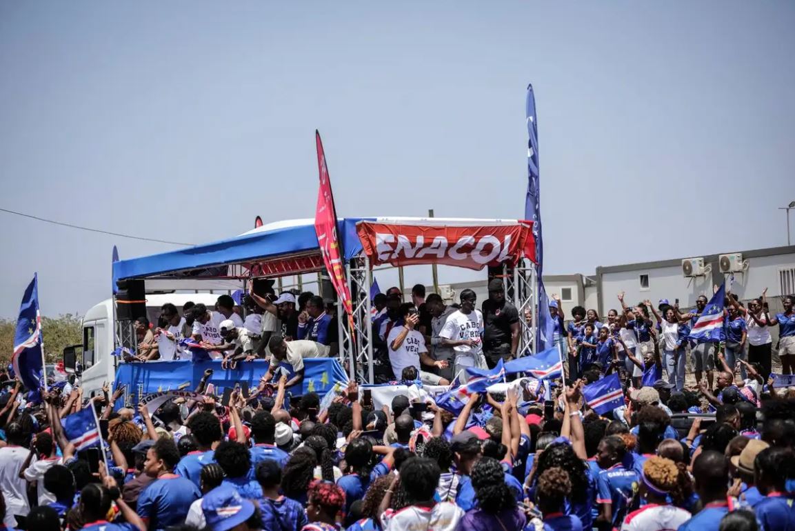 Reciben como ''héroes'' a los seleccionados de Cabo Verde