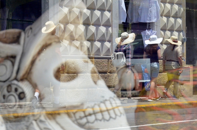 Cientos de seguidores en peregrinación de la Santa Muerte en Mérida