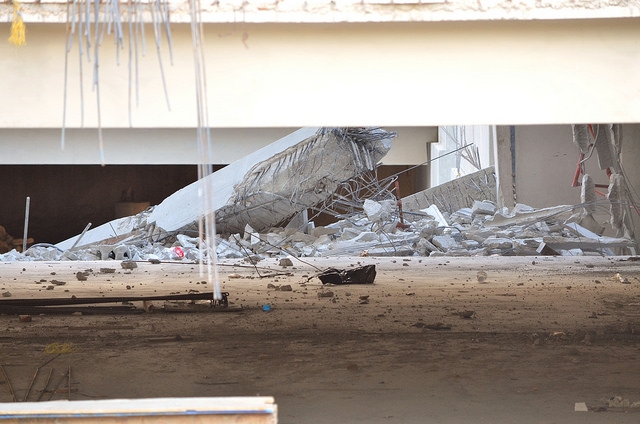 Familiares aún buscan a trabajador en derrumbe de Paseo 60