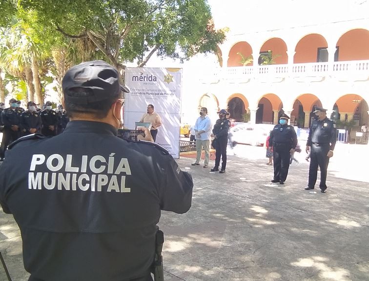 Entregan cámaras corporales a policías municipales para vigilar su actuar