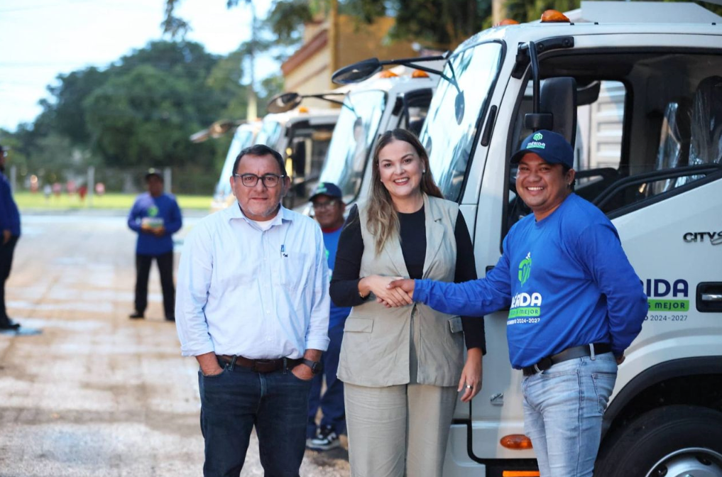 Refuerzan labores de obras públicas en Mérida con cuatro camiones de volteo