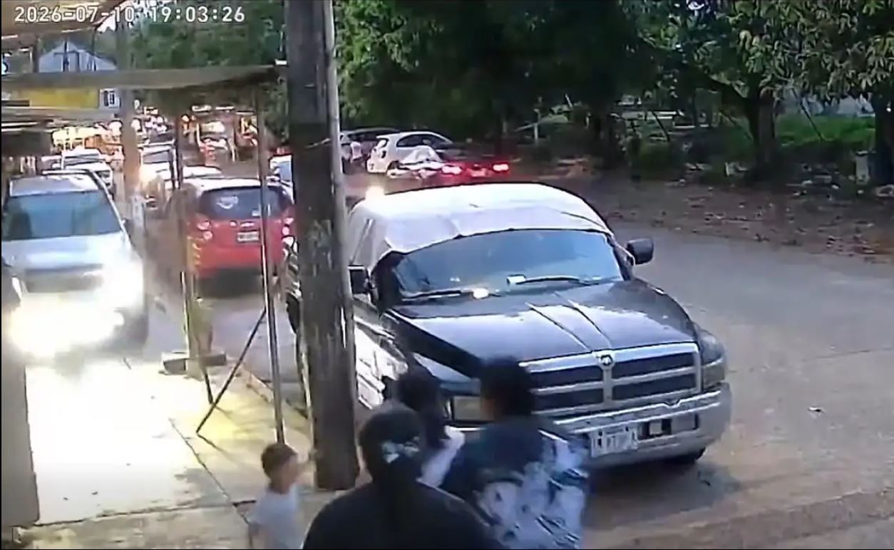 Captan en video a camioneta que casi arrolla a familia en Veracruz; hombre rescata a bebé