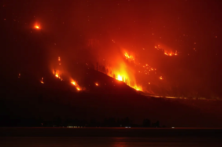 Los incendios forestales en el oeste de Canadá causan una muerte y más de 20 mil evacuados