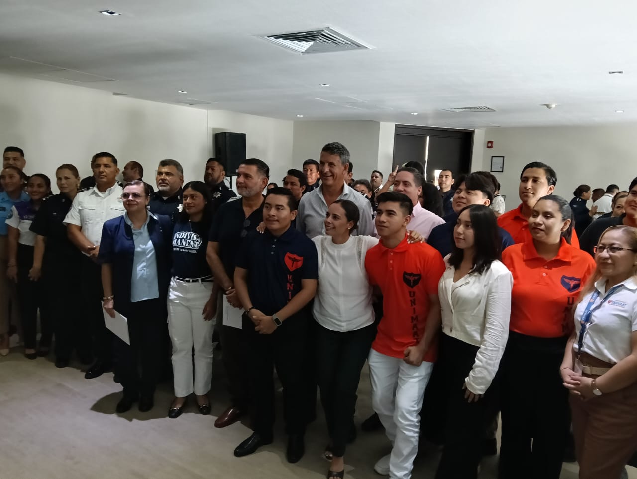 Empresarios de Cancún continuarán programa de becas para hijos de bomberos y policías