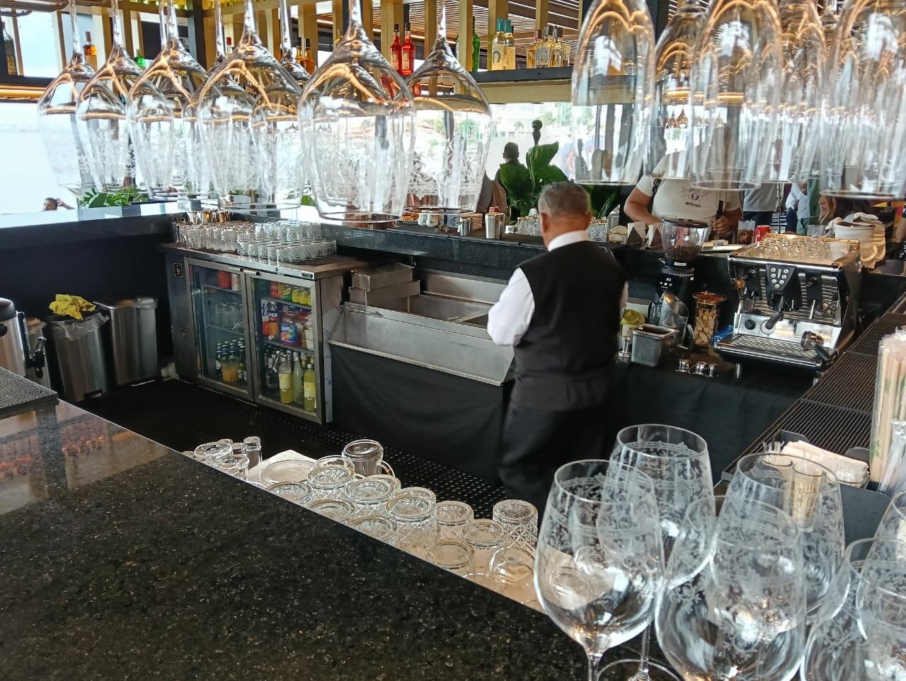 Alza salarial podría encarecer productos, advierte la Canirac QRoo