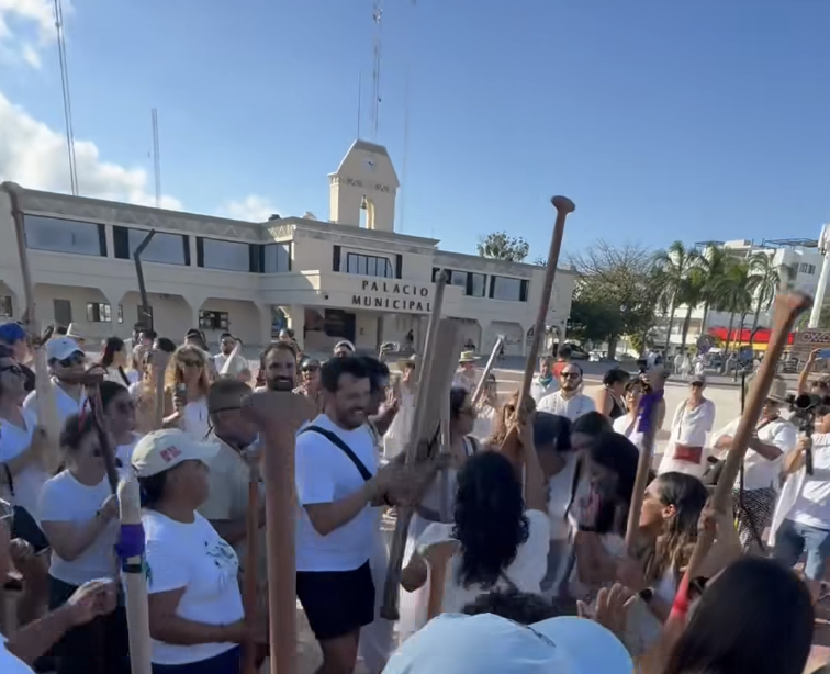 Canoeros se manifiestan en apoyo a la travesía organizada por Grupo Xcaret