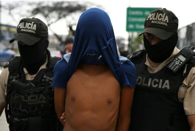 Hallan 12 presos muertos en tres cárceles de Ecuador