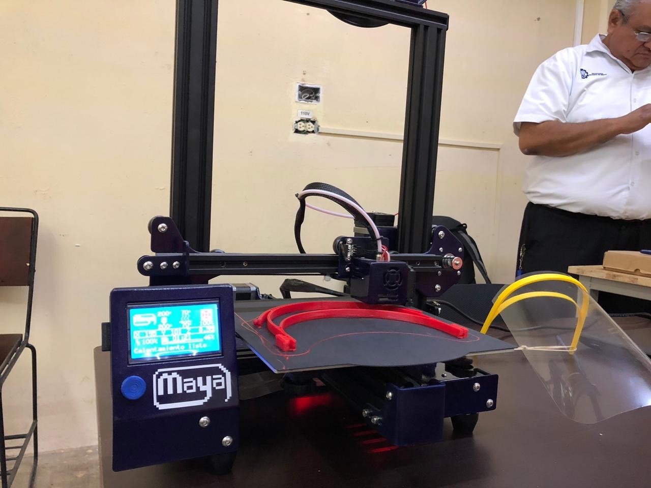 Jóvenes universitarios del sur de Yucatán elaboran caretas de acrílico 