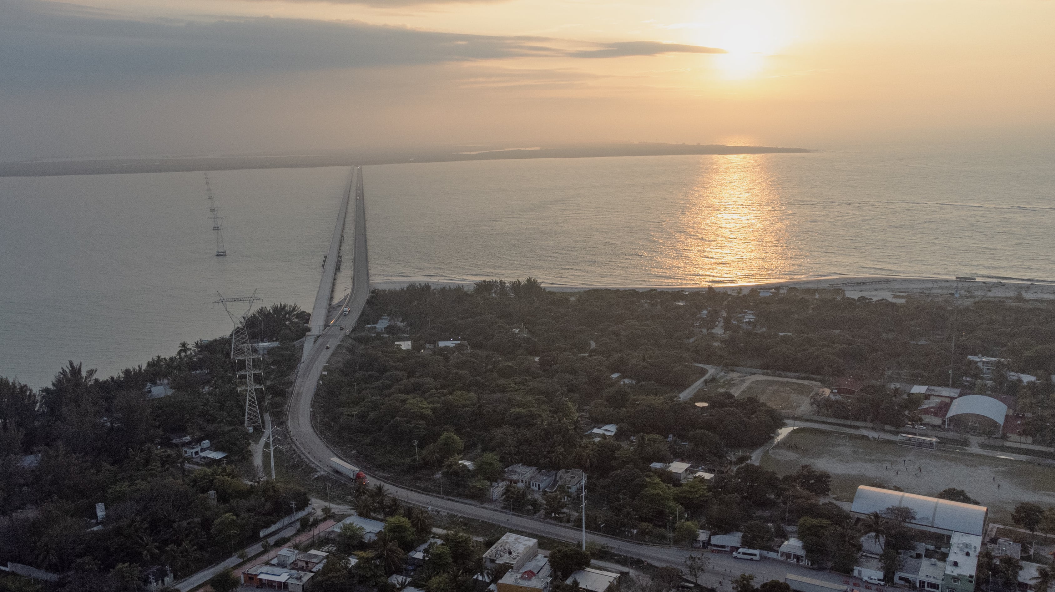 Corrosión y erosión de playas amenaza el suministro de energía en Carmen