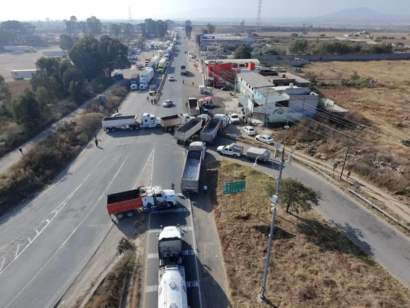 Agricultores y transportistas bloquean carreteras en varios estados del país