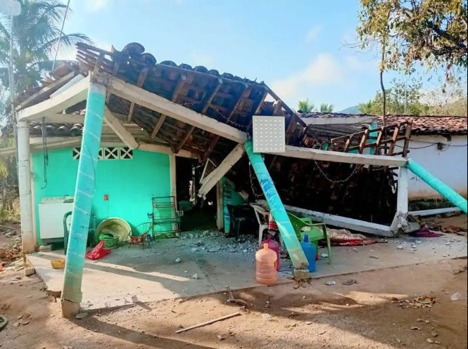 Una persona muerta, 350 casas dañadas y derrumbes en carreteras de Guerrero tras sismo de 6.5
