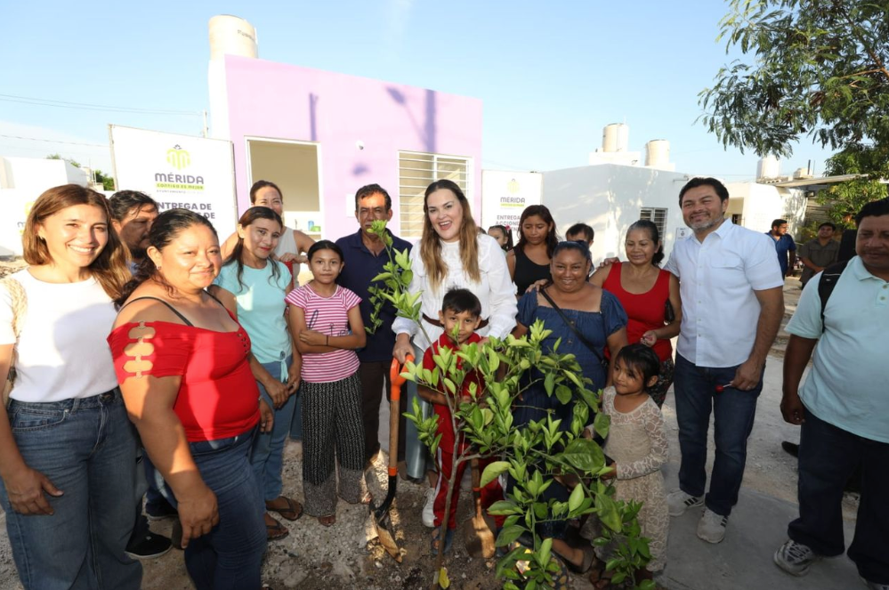 Cecilia Patrón entrega viviendas a familias afectadas por incendio en Mérida