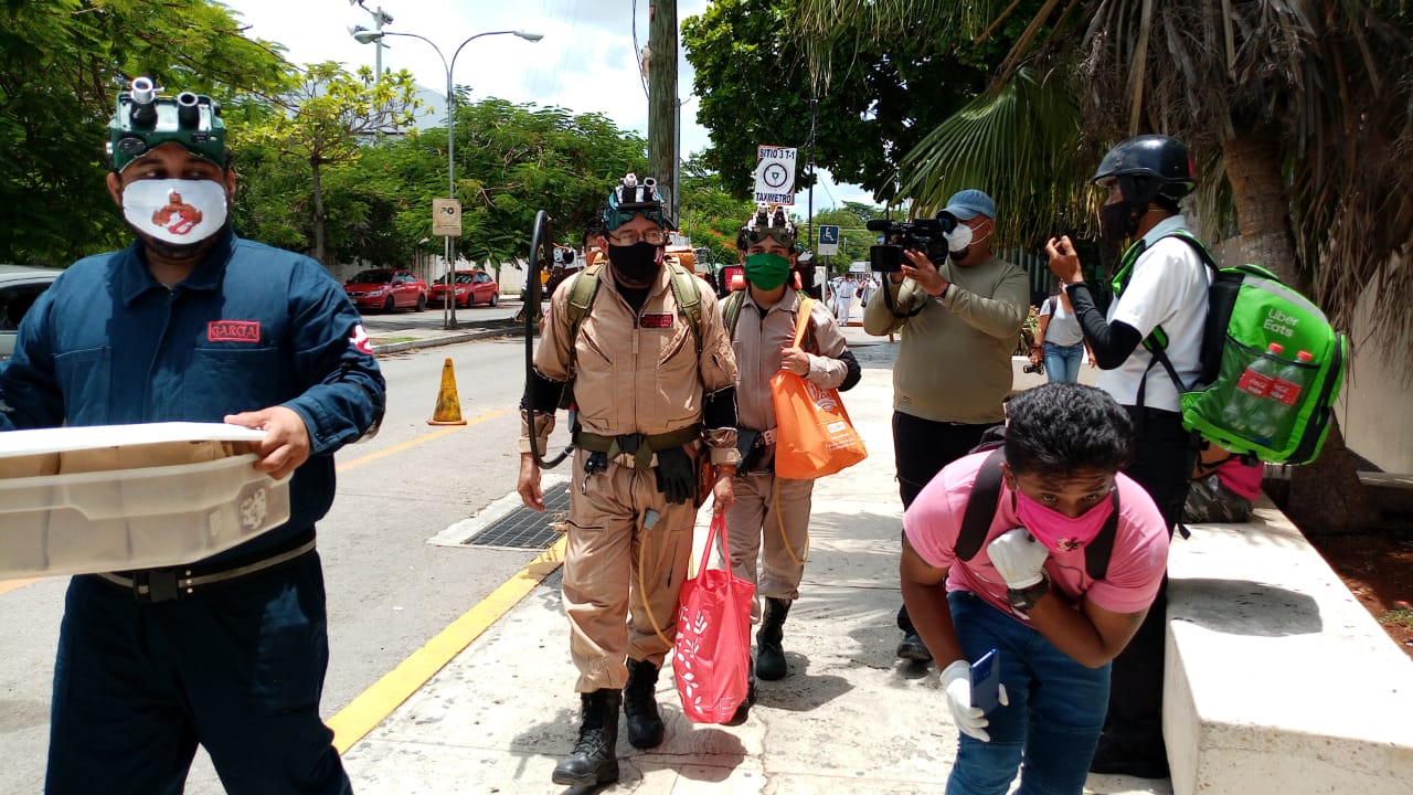 Ghostbusters yucatecos alimentan a familiares de internos del T-1