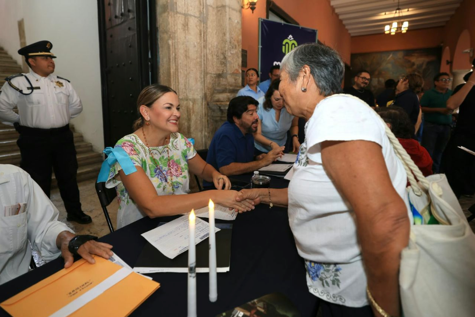 Cecilia Patrón atiende a mujeres emprendedoras de Mérida en el Miércoles Ciudadano