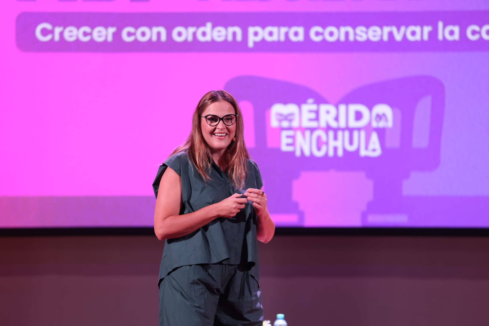 Cecilia Patrón destaca participación y orden en Mérida durante conferencia magistral 