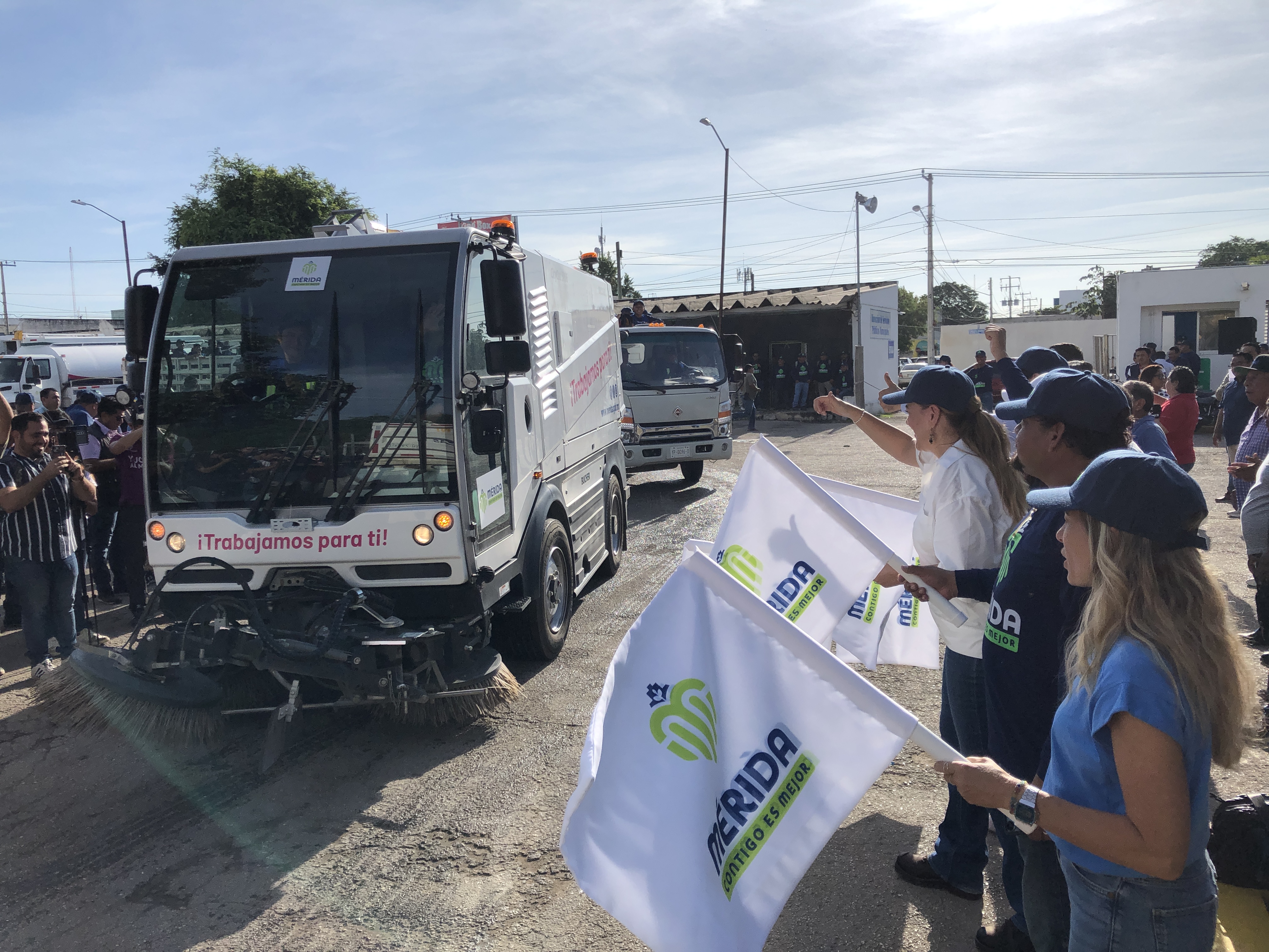 Cecilia Patrón da banderazo de salida al personal de Servicios Públicos de Mérida 