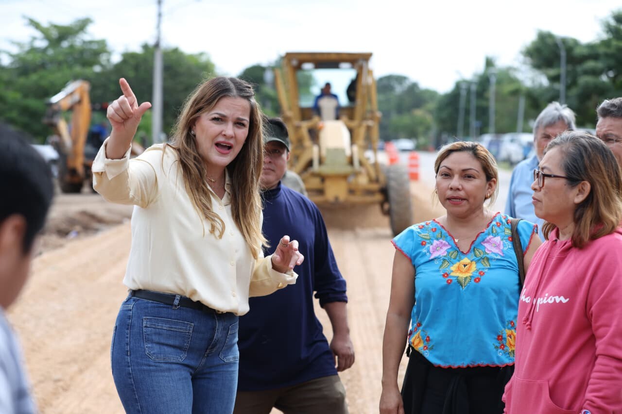 Cecilia Patrón supervisa trabajos de repavimentación en comisarías y colonias de Mérida